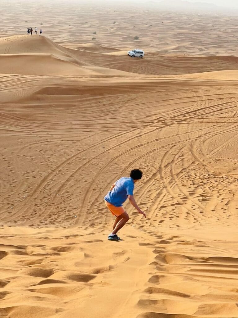 Pericles Rosa haciendo sandboarding en el desierto de Al Lahbab. Dubai