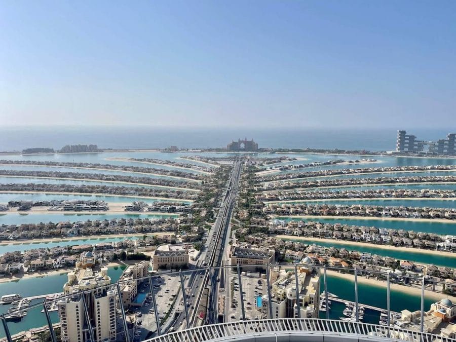 Uma vista ininterrupta da Ilha Palm Jumeirah, Dubai, do View at the Palm