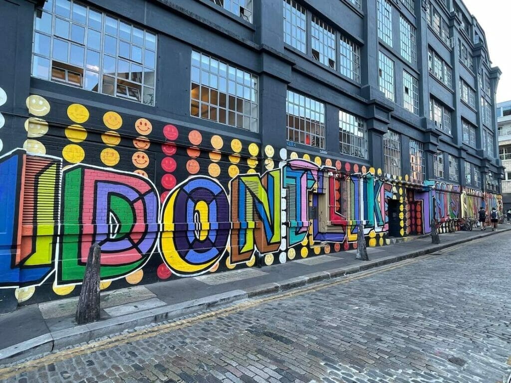 Um mural de grafite de Ben Eine e The Dotmaster na Ebor Street, Londres