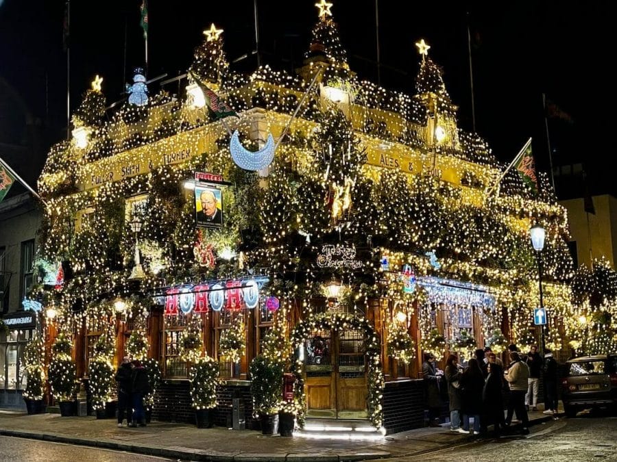 Decoração natalina do pub Churchill Arms, Londres