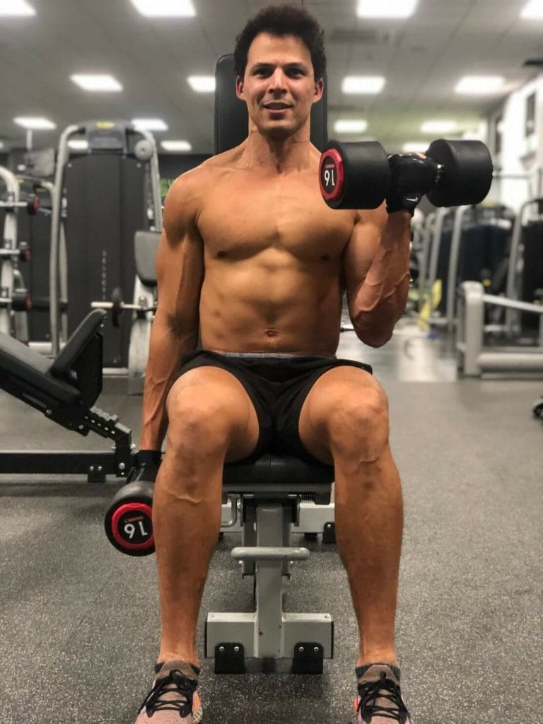 Péricles Rosa fazendo rosca alternada na academia Better Gym em Londres