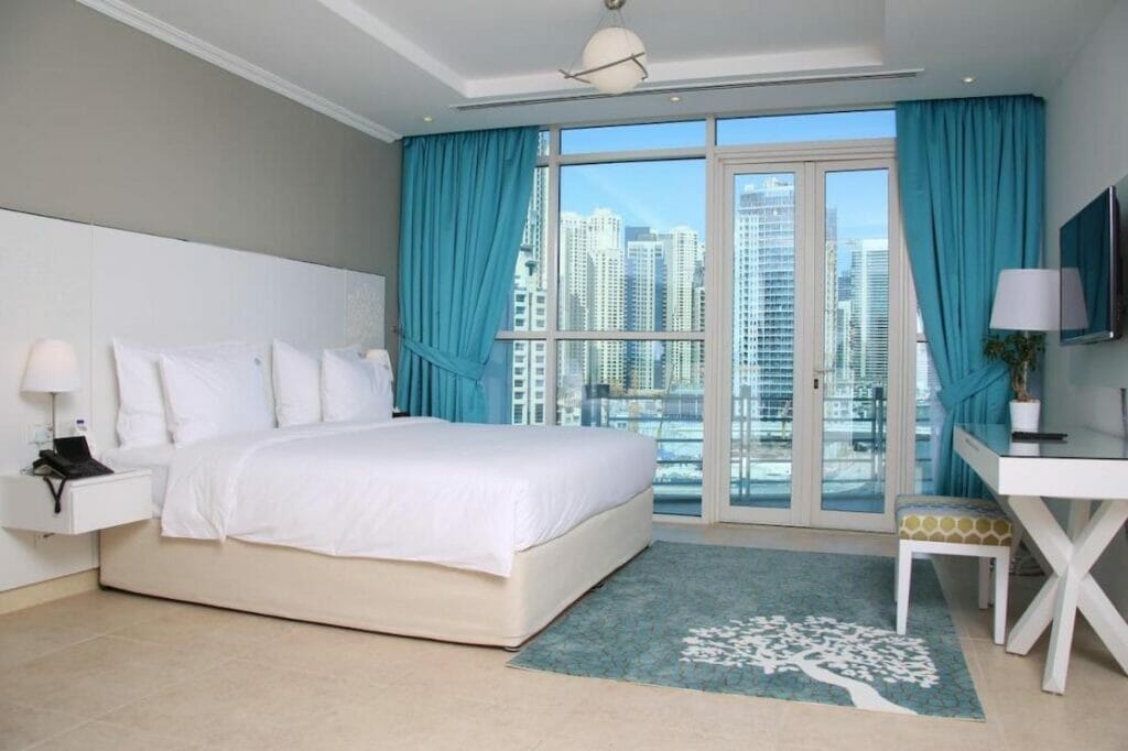 A double bed room with a Marina view at Jannah Marina Hotel, Dubai
