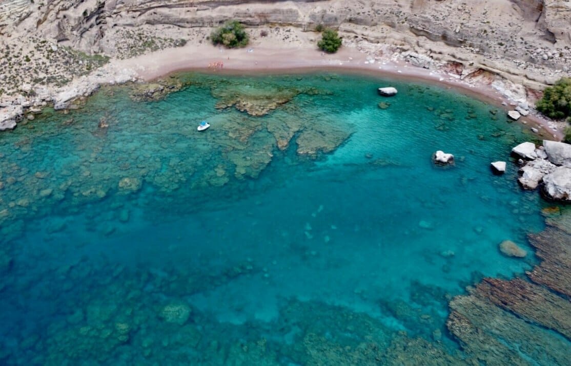 A Praia de Areia Vermelha é uma das melhores praias de Rodes, Grécia