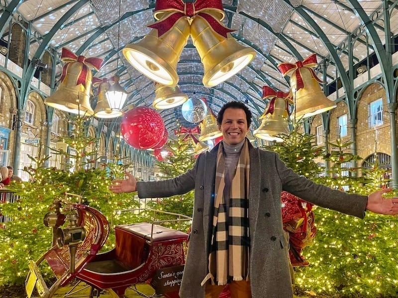 Pericles Rosa posando para uma foto na decoração de Natal do Covent Garden, Londres, Inglaterra