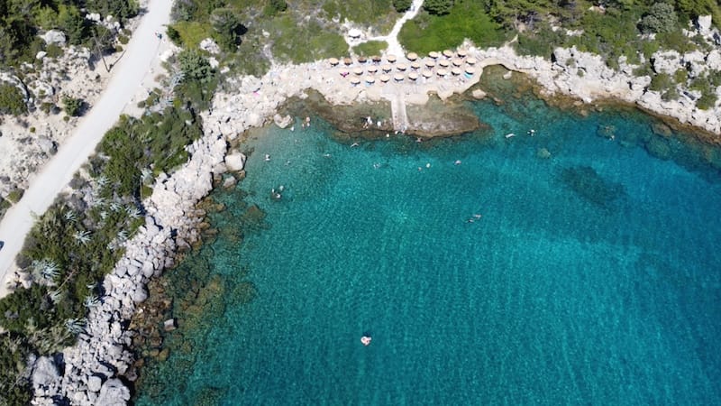 Vista aérea sobre Anthony Quinn Bay, Rodes, Grécia