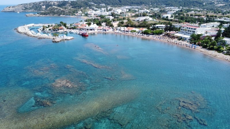 Vista aérea sobre la playa de Faliraki, Rodas, Grecia